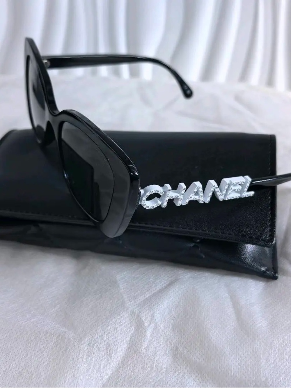 17 Chanel Sunglasses White Logo